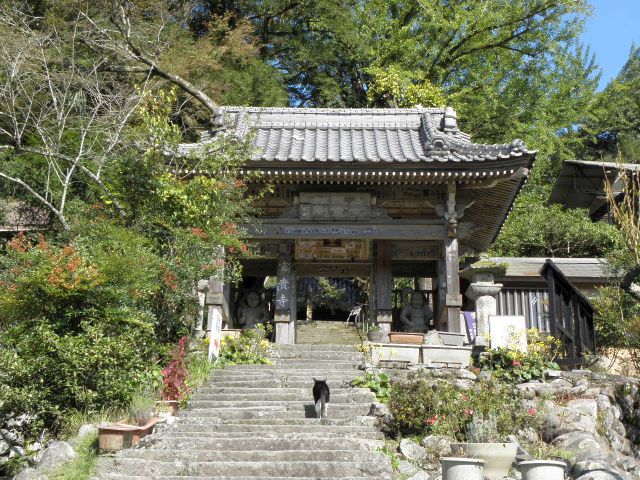 富貴寺仁王門前