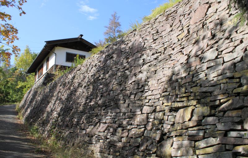 駐車場から少し上ったところ