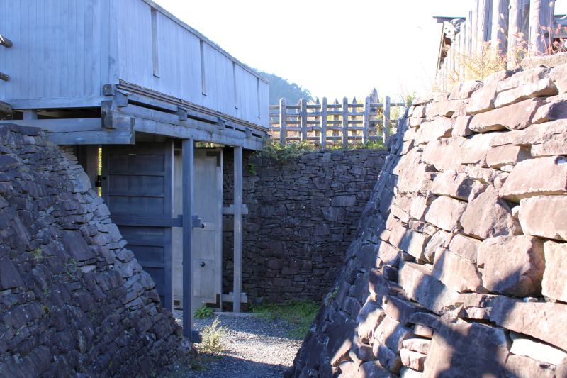 本郭入り口の櫓門の内側