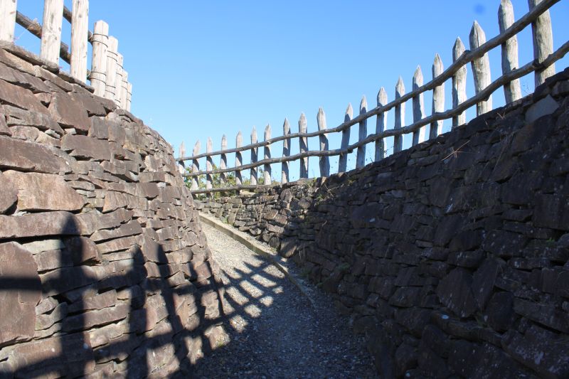 本郭入り口の櫓門を入って少し進んだところ