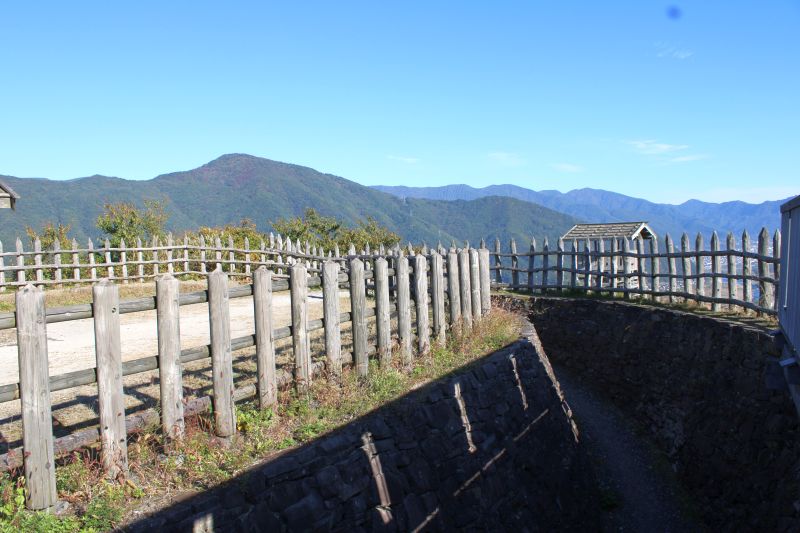 本郭入り口の櫓門を入ってさらに進んだところ