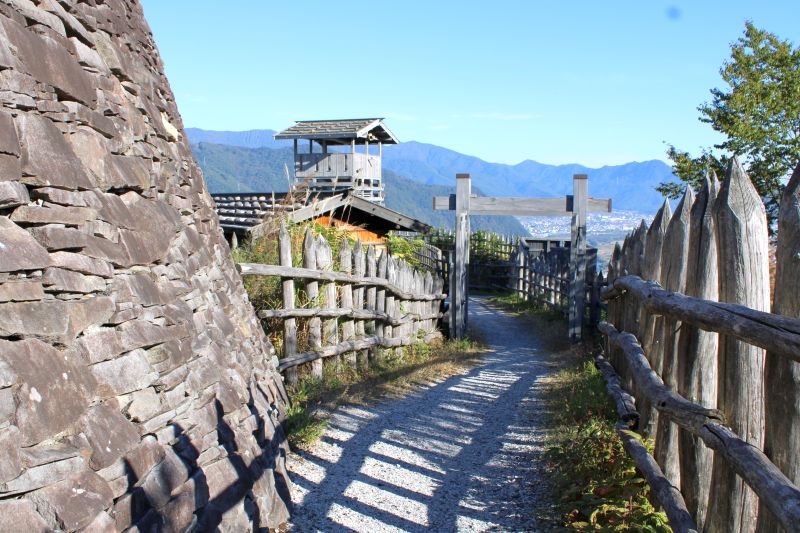 本郭入り口の櫓門を出たところ