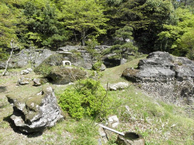 浪形岩の庭園
